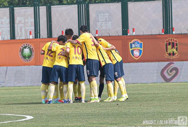 国内足球联赛强强对决，裁判辅助争议