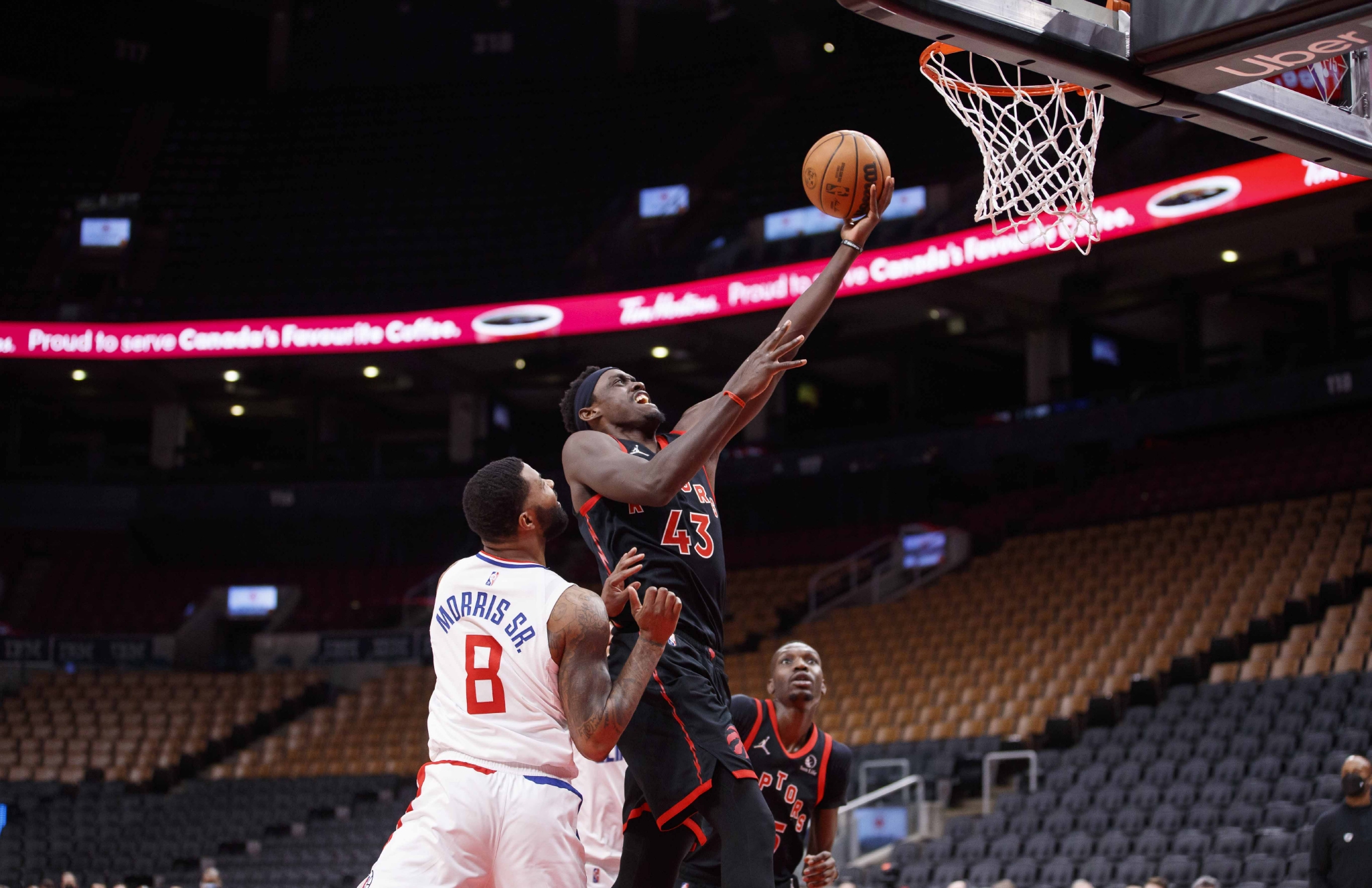 快船碾压广东队，范弗利特带队取胜