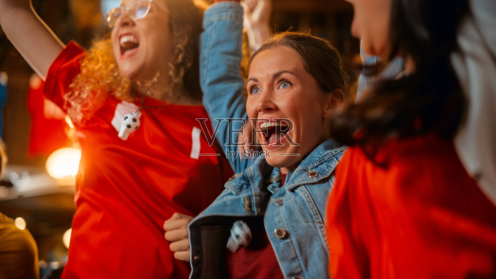 欧洲赛事劲旅交手，球迷欢呼雀跃